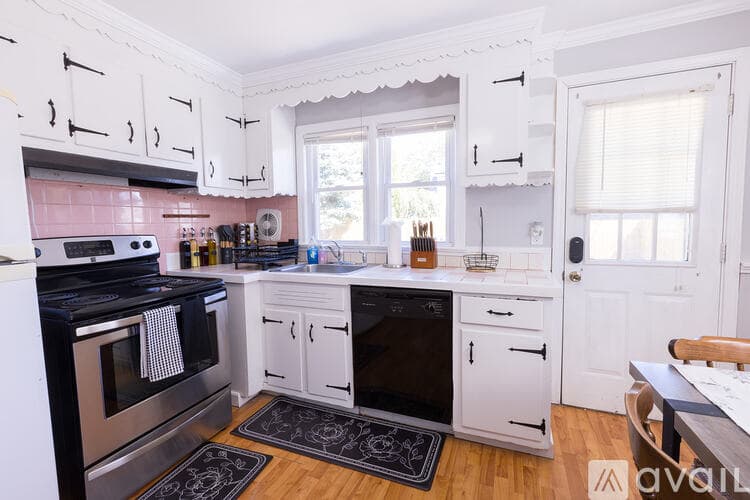 Milford House: 30 Florence Ave