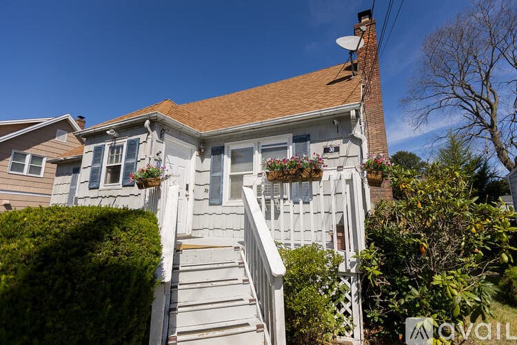 Milford House: 30 Florence Ave