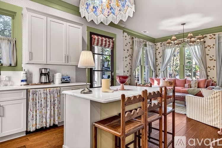 Savannah House: 214 W Gwinnett St