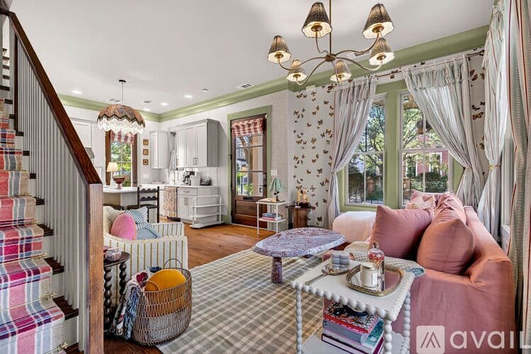Savannah House: 214 W Gwinnett St