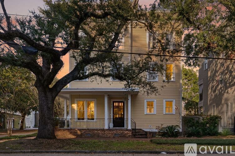 Savannah House: 214 W Gwinnett St