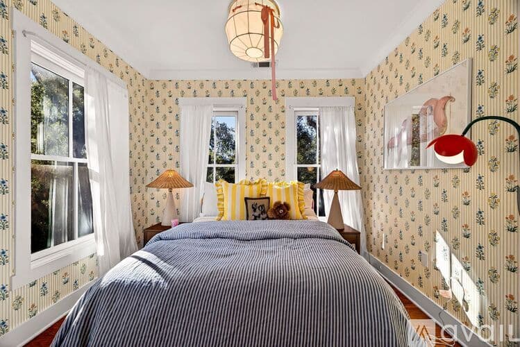 Savannah House: 214 W Gwinnett St