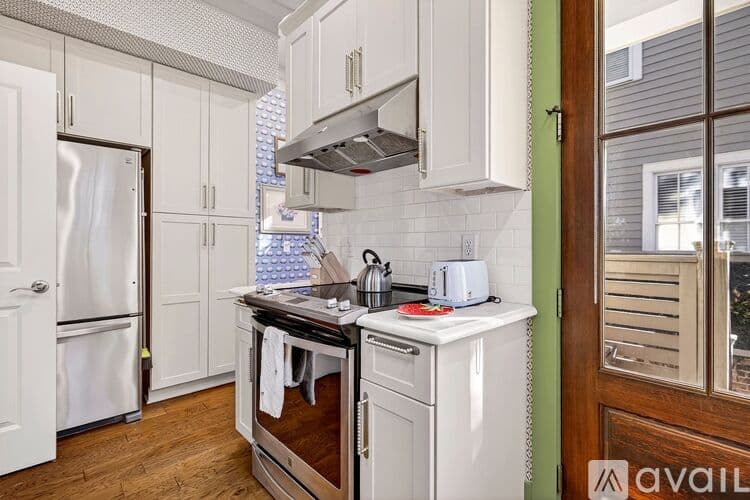 Savannah House: 214 W Gwinnett St