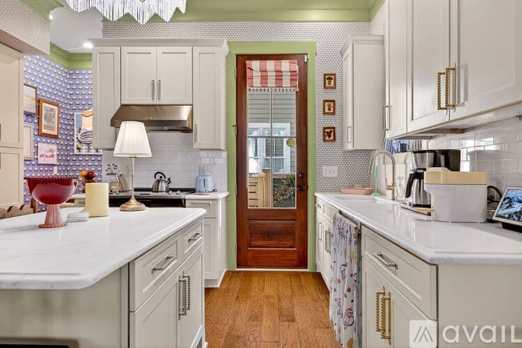 Savannah House: 214 W Gwinnett St