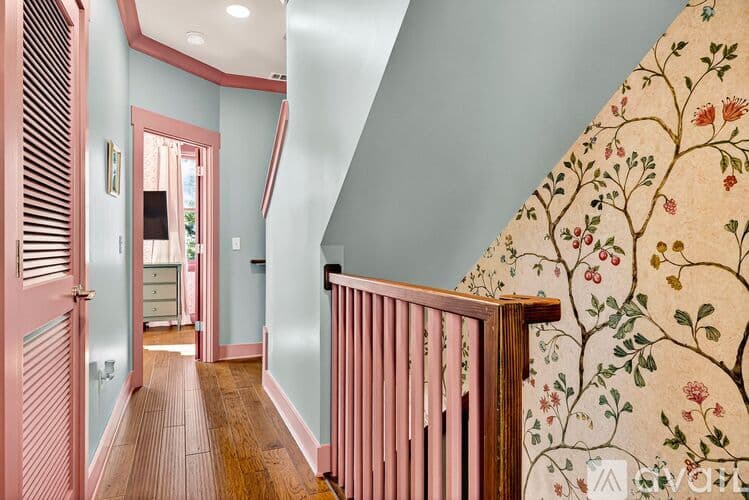 Savannah House: 214 W Gwinnett St