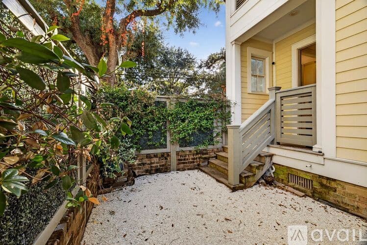 Savannah House: 214 W Gwinnett St