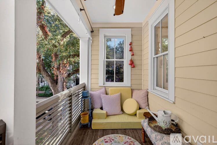 Savannah House: 214 W Gwinnett St