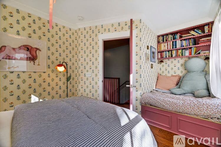 Savannah House: 214 W Gwinnett St