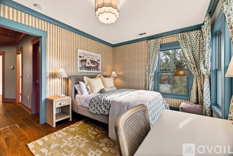 Savannah House: 214 W Gwinnett St