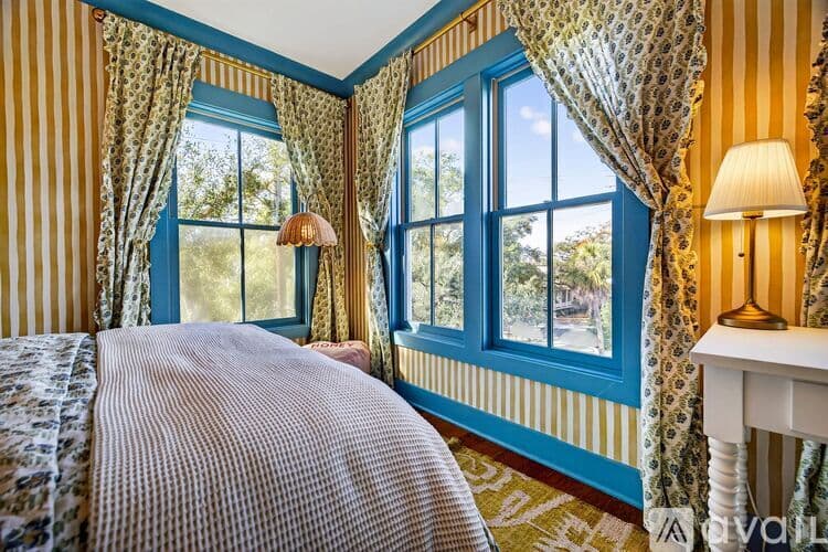 Savannah House: 214 W Gwinnett St