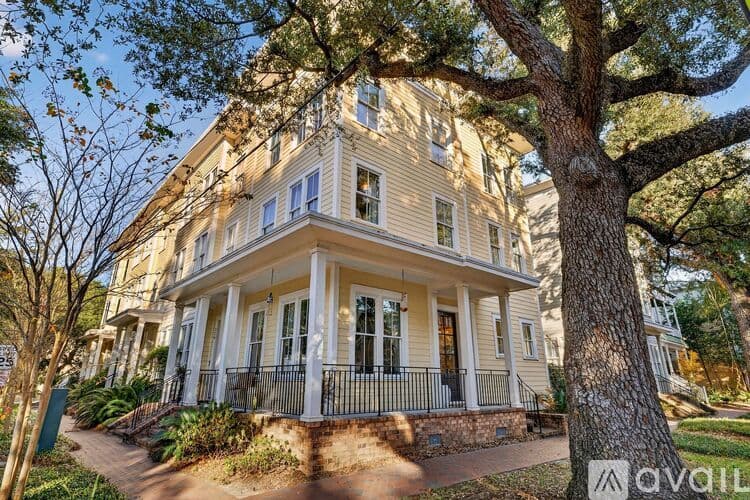 Savannah House: 214 W Gwinnett St