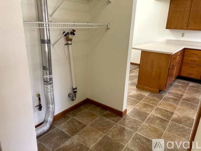 Pekin House: 6 Florentine Ct
