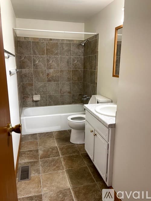 Pekin House: 6 Florentine Ct