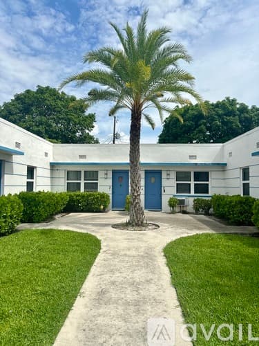 West Palm Beach Apartment: 215 Conniston Rd
