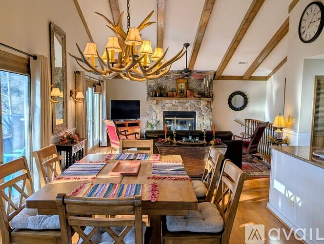 Dillard House: 842 Saddle Back Cir