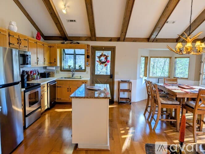 Dillard House: 842 Saddle Back Cir