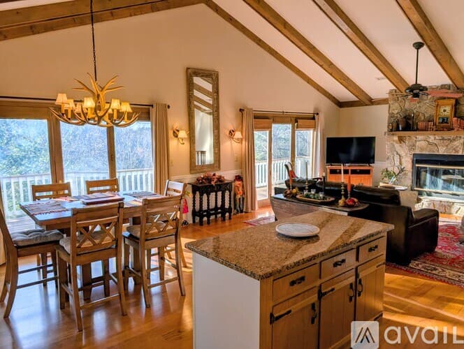 Dillard House: 842 Saddle Back Cir