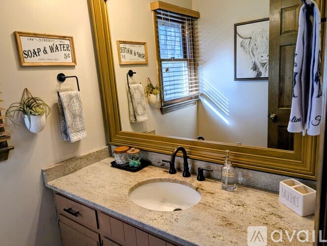 Dillard House: 842 Saddle Back Cir