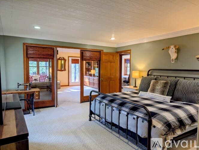 Dillard House: 842 Saddle Back Cir