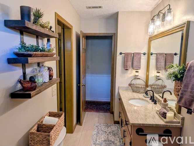 Dillard House: 842 Saddle Back Cir