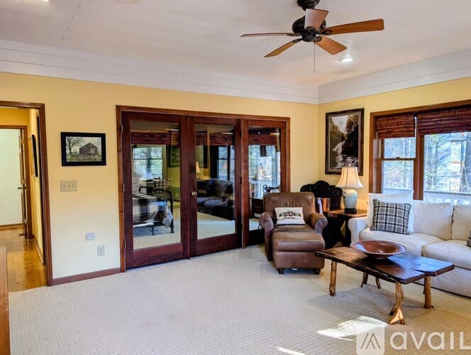 Dillard House: 842 Saddle Back Cir