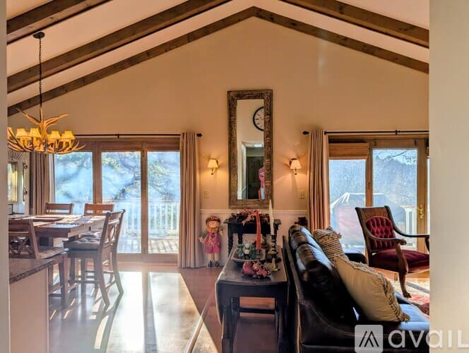Dillard House: 842 Saddle Back Cir