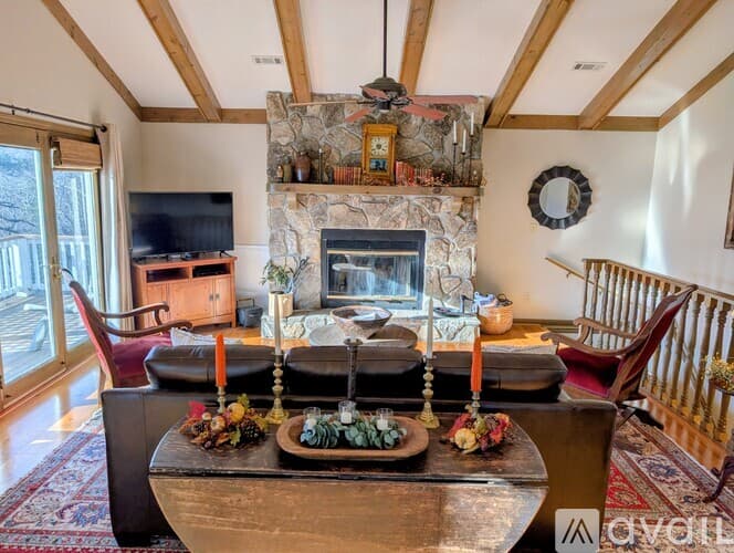 Dillard House: 842 Saddle Back Cir