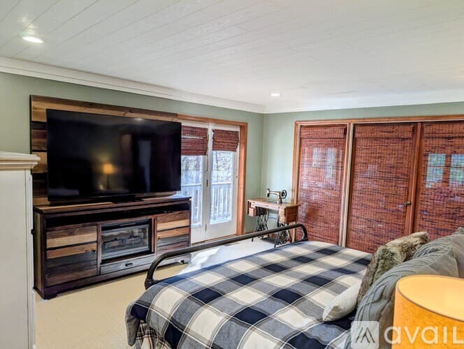Dillard House: 842 Saddle Back Cir