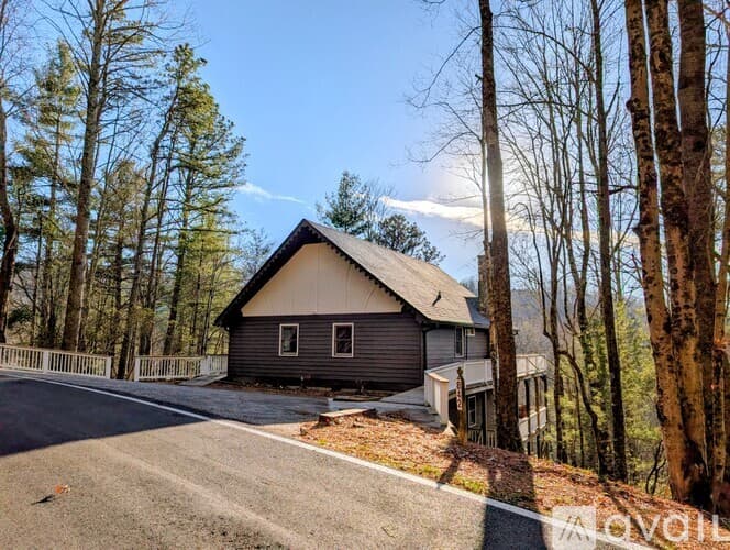 Dillard House: 842 Saddle Back Cir