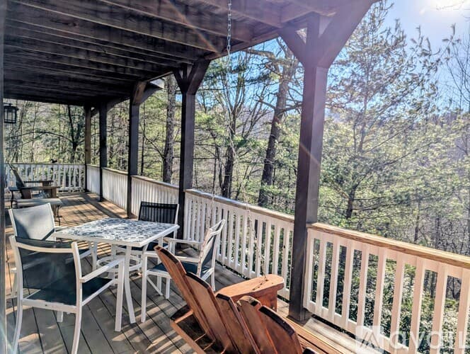 Dillard House: 842 Saddle Back Cir