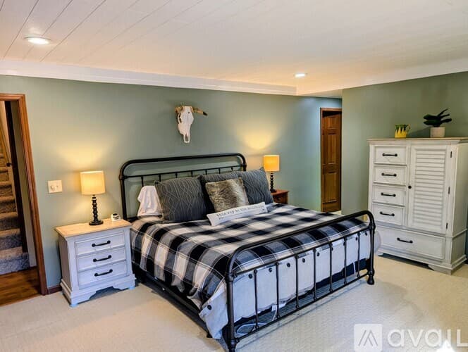 Dillard House: 842 Saddle Back Cir