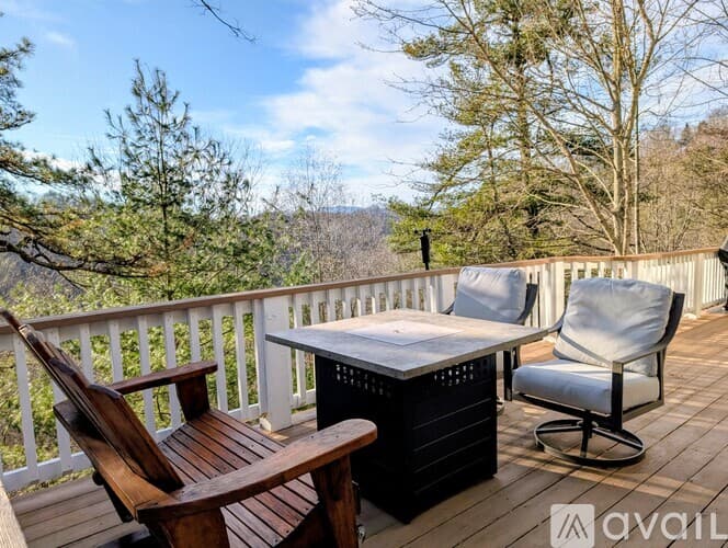 Dillard House: 842 Saddle Back Cir