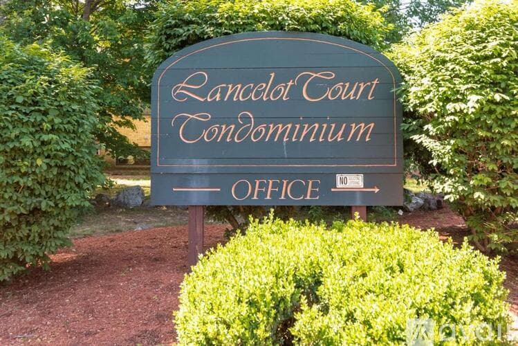Salem Condo: 8 Lancelot Court