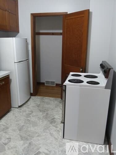 Dunnell House: 105 S Lindberg Ave