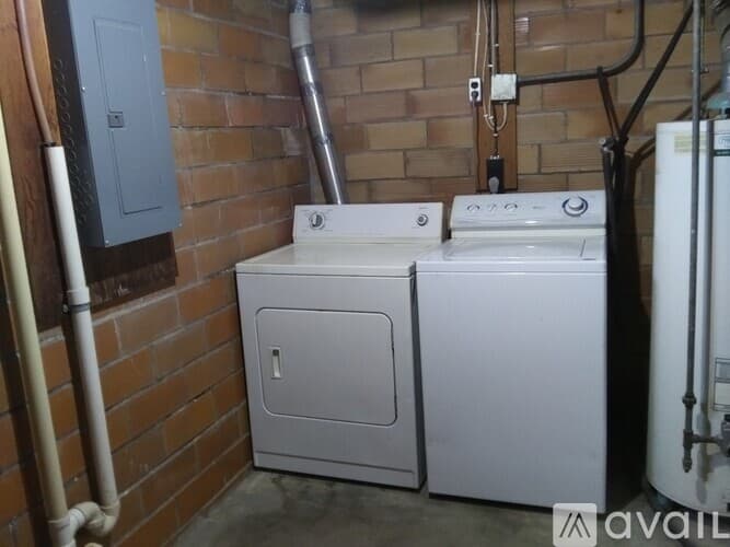 Dunnell House: 105 S Lindberg Ave