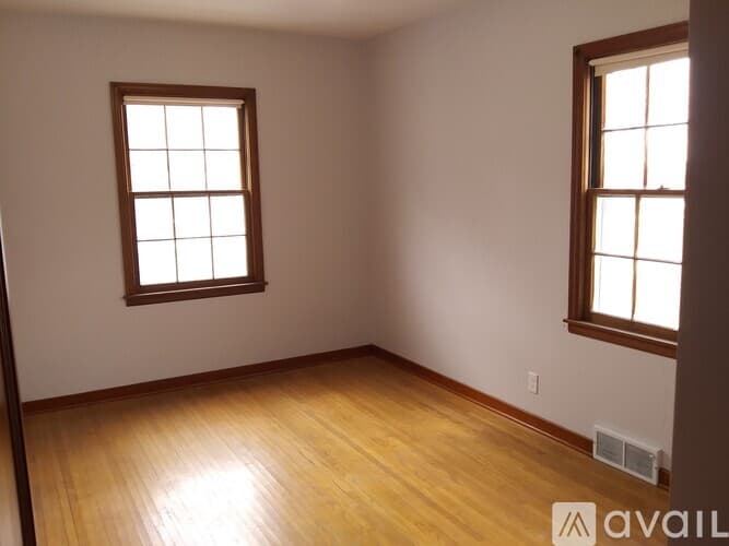 Dunnell House: 105 S Lindberg Ave