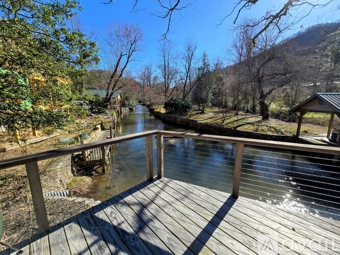 Clayton House: 151 Timpson Cove Rd