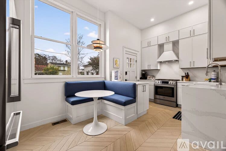 Savannah House: 313 W Bolton St