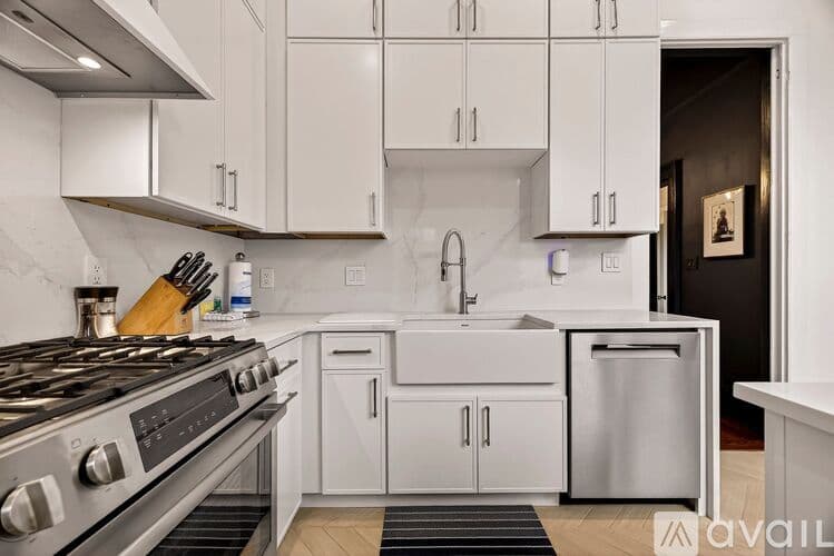 Savannah House: 313 W Bolton St