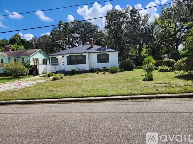 Jacksonville House: 8017 Oakwood St Room Rental