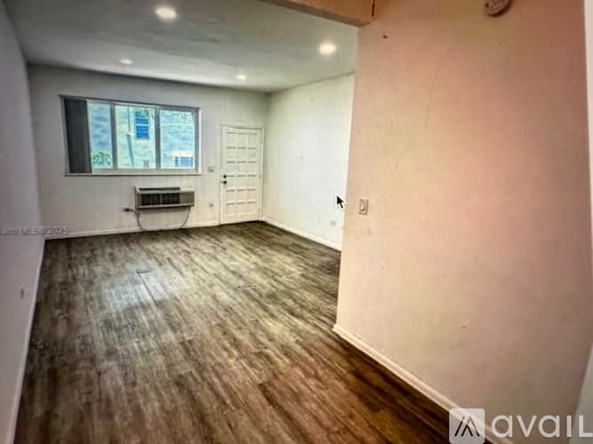 Surfside Apartment: 9056 Collins Ave