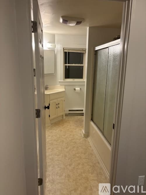 Sharon Apartment: 1 Sharon Station Rd
