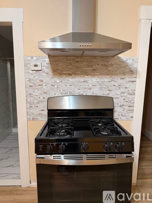 Webster Apartment: 20 Pearl St