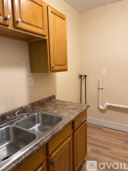Webster Apartment: 20 Pearl St