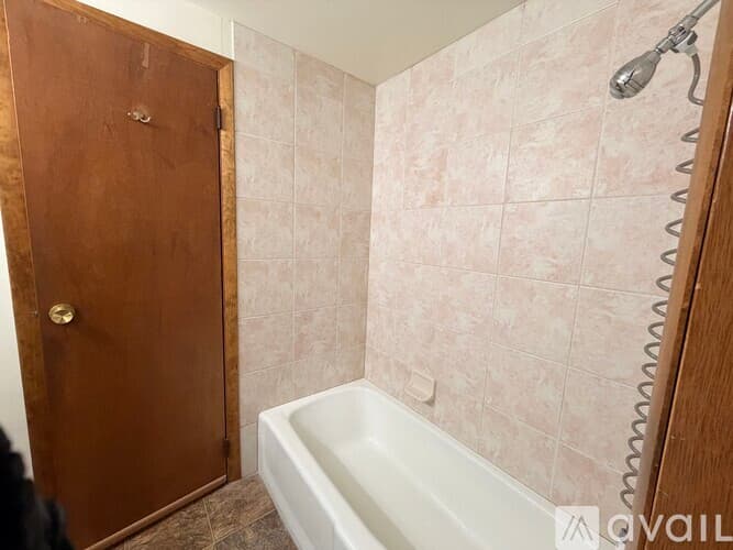 Pekin House: 4 Florentine Ct