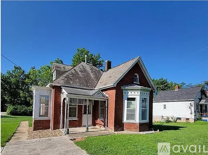 Warrenton House: 216 E Walton St