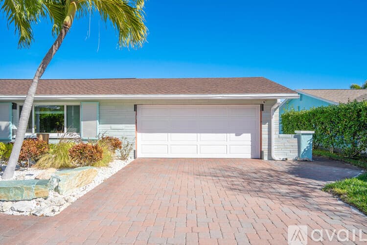 St. Pete Beach House: 3003 W Vina Del Mar Blvd