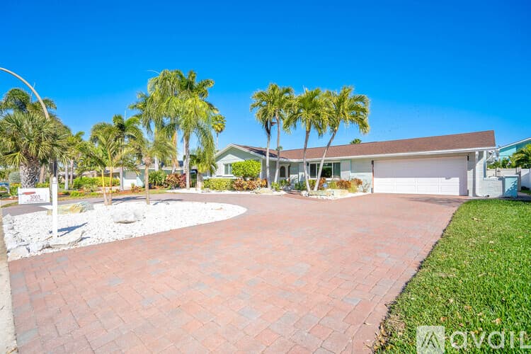 St. Pete Beach House: 3003 W Vina Del Mar Blvd