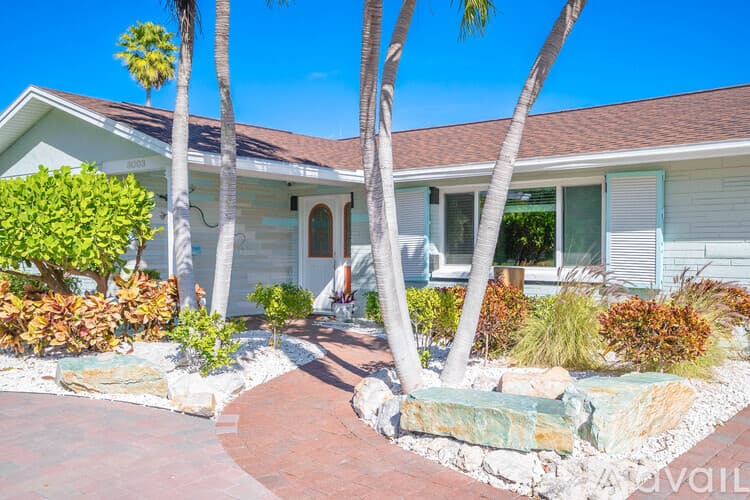 St. Pete Beach House: 3003 W Vina Del Mar Blvd