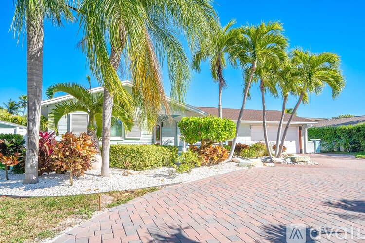 St. Pete Beach House: 3003 W Vina Del Mar Blvd